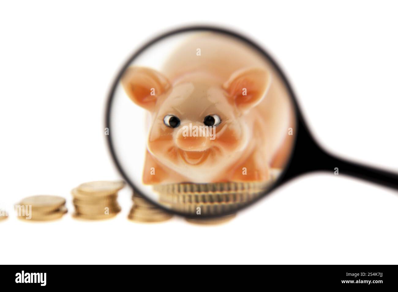 Pila di monete in euro con salvadanaio Foto Stock