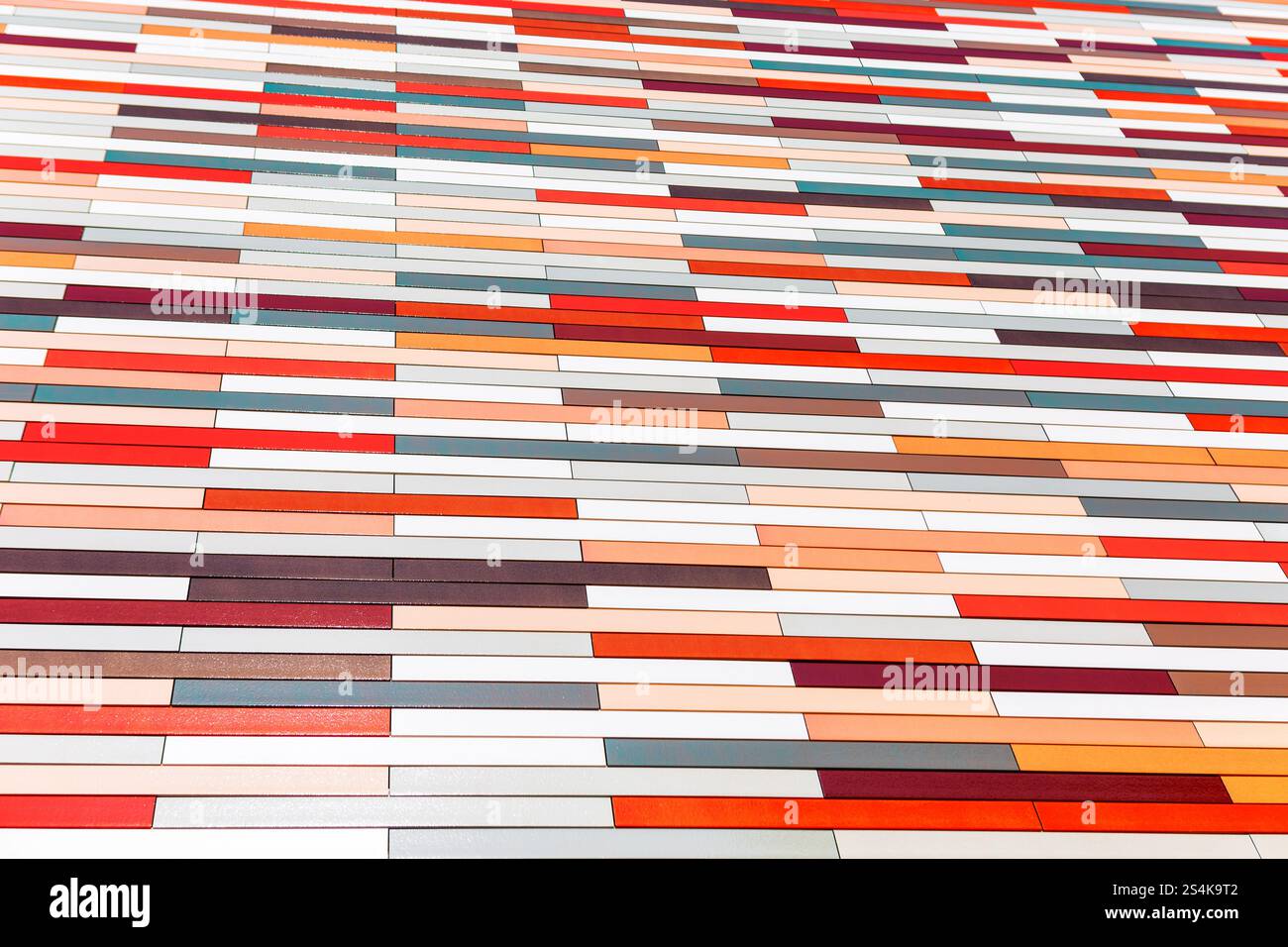 Motivo di piastrelle rettangolari disposte in modo simile a una griglia, con ogni piastrella di colore variabile. I colori vanno da tonalità di rosso, arancione a bianco e gr Foto Stock