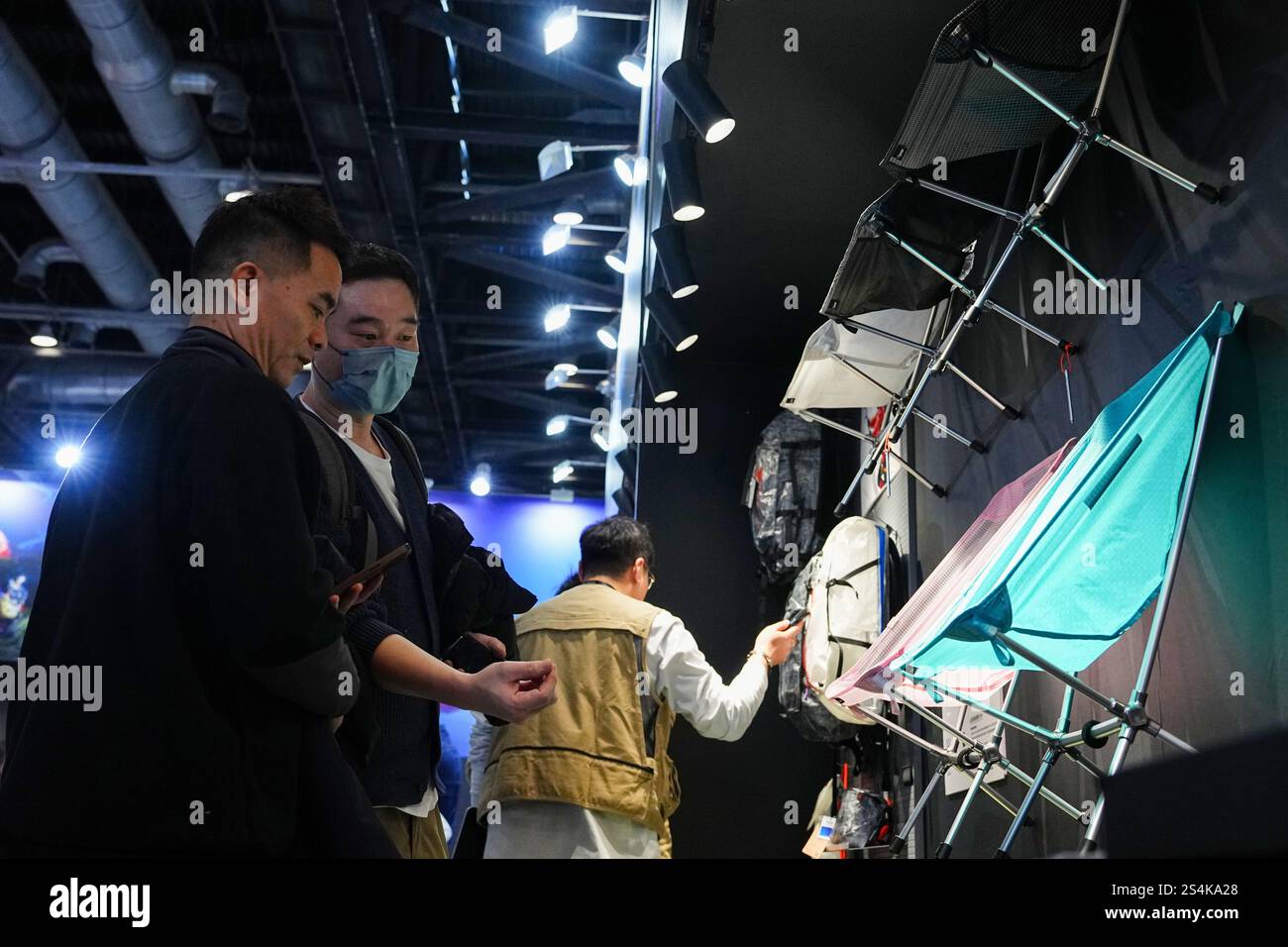 I prodotti per il campeggio all'aperto attraggono i cittadini. Pechino, Cina. 10 gennaio 2025. L'ISPO Beijing2025 prende il via al China National Convention Center di Pechino, il 10 gennaio 2025. Su un'area di oltre 30.000 metri quadrati, la mostra ha presentato tendenze all'avanguardia e prodotti innovativi in nove aree, tra cui escursioni, campeggio e sport invernali. Crediti: Zhao Wenyu/China News Service/Alamy Live News Foto Stock