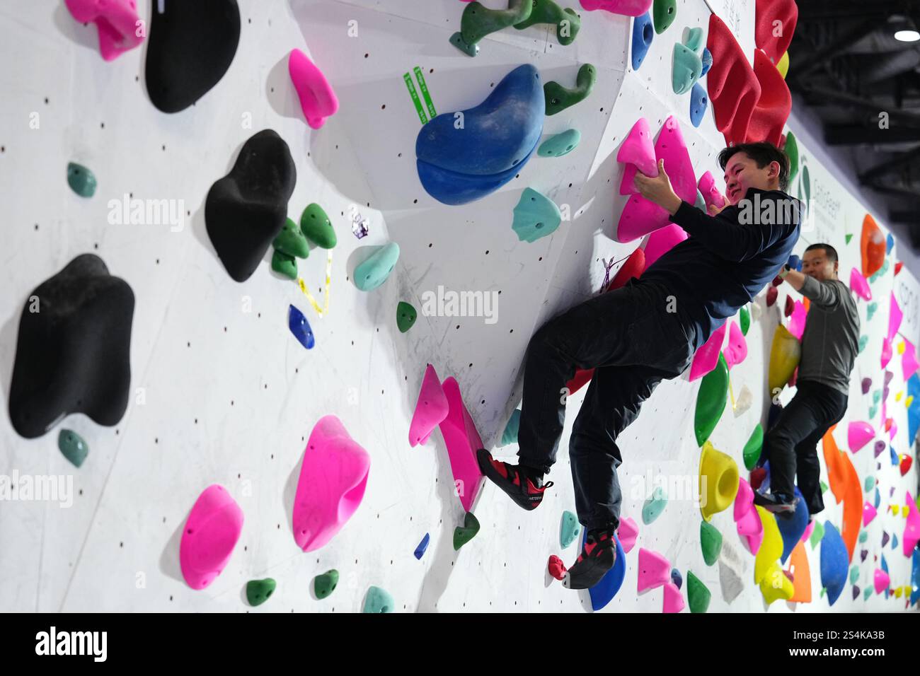 I cittadini provano l'arrampicata su roccia. Pechino, Cina. 10 gennaio 2025. L'ISPO Beijing2025 prende il via al China National Convention Center di Pechino, il 10 gennaio 2025. Su un'area di oltre 30.000 metri quadrati, la mostra ha presentato tendenze all'avanguardia e prodotti innovativi in nove aree, tra cui escursioni, campeggio e sport invernali. Crediti: Zhao Wenyu/China News Service/Alamy Live News Foto Stock
