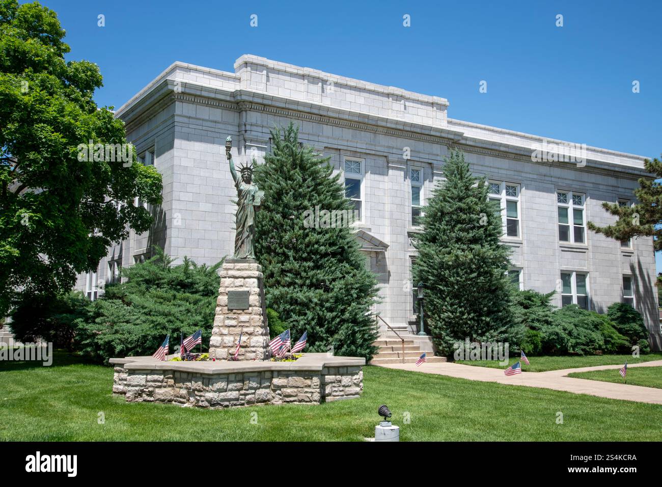 Leavenworth, Kansas. Municipio. Una replica della statua della libertà si trova di fronte alla sala. Foto Stock