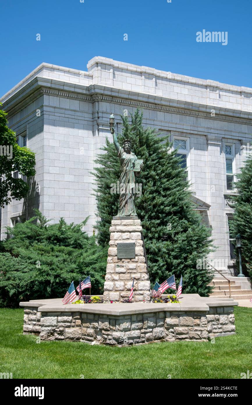 Leavenworth, Kansas. Municipio. Una replica della statua della libertà si trova di fronte alla sala. Foto Stock