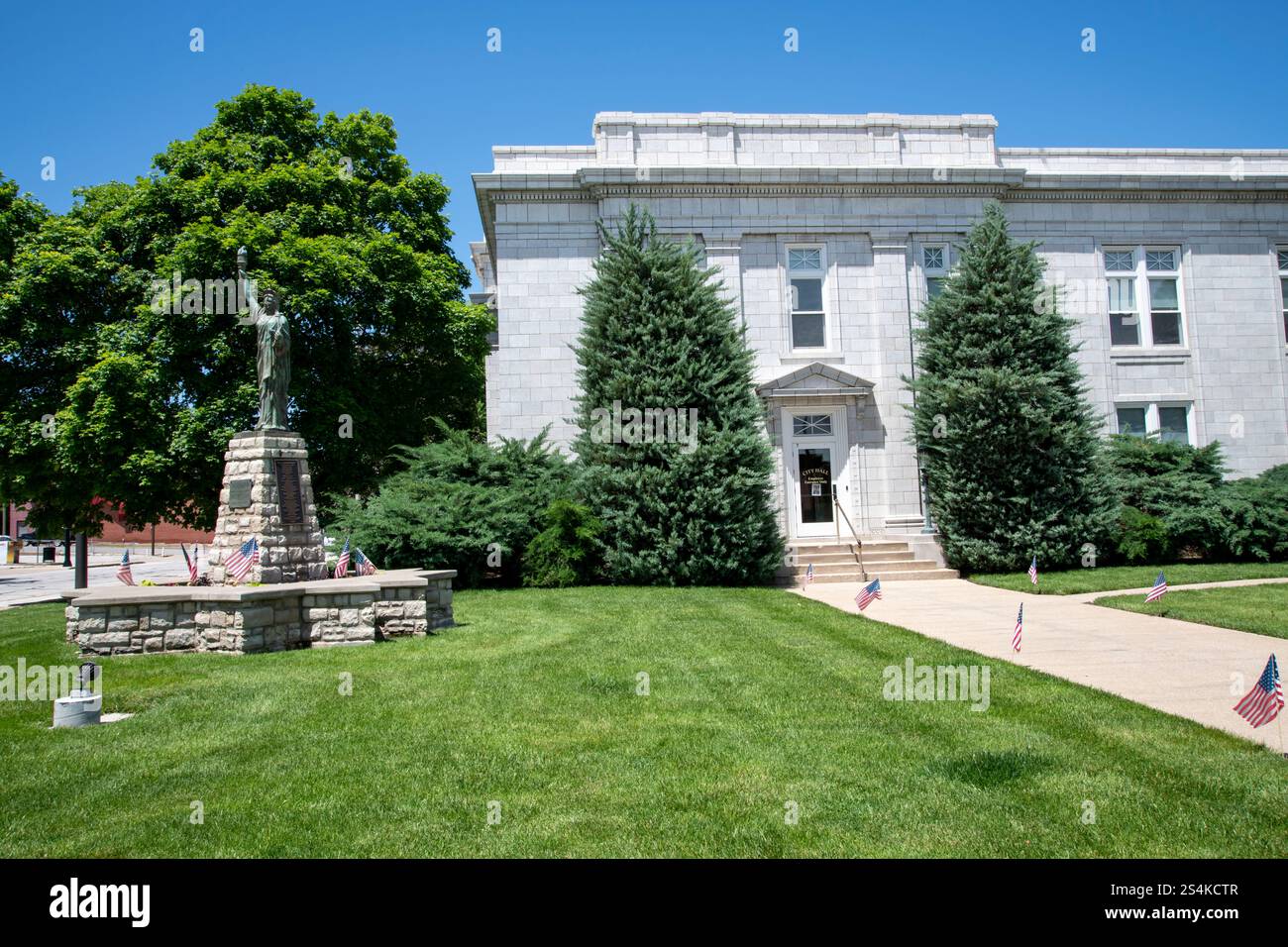 Leavenworth, Kansas. Municipio. Una replica della statua della libertà si trova di fronte alla sala. Foto Stock