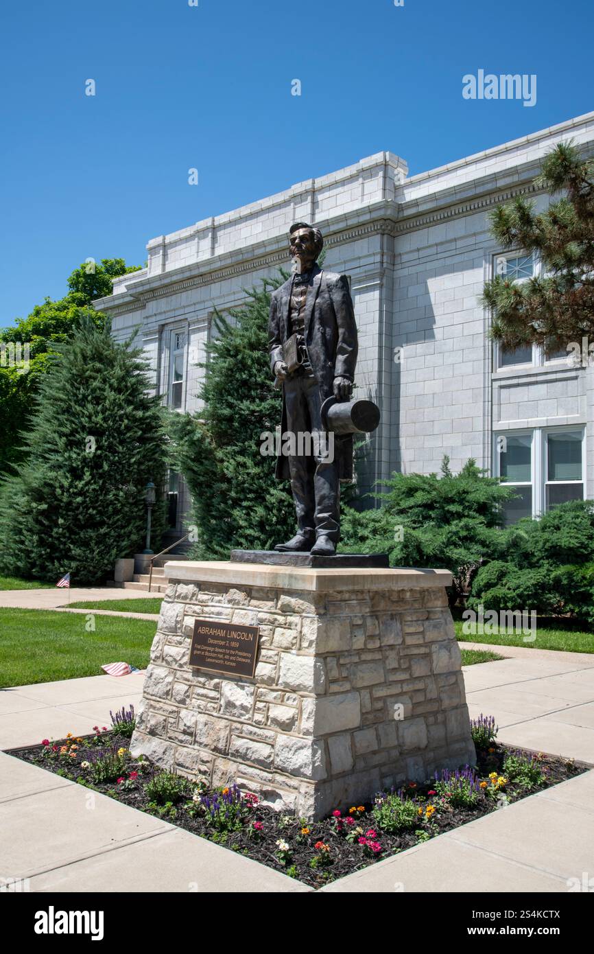 Leavenworth, Kansas. Municipio. Una statua di Abraham Lincoln si trova di fronte al municipio. Foto Stock