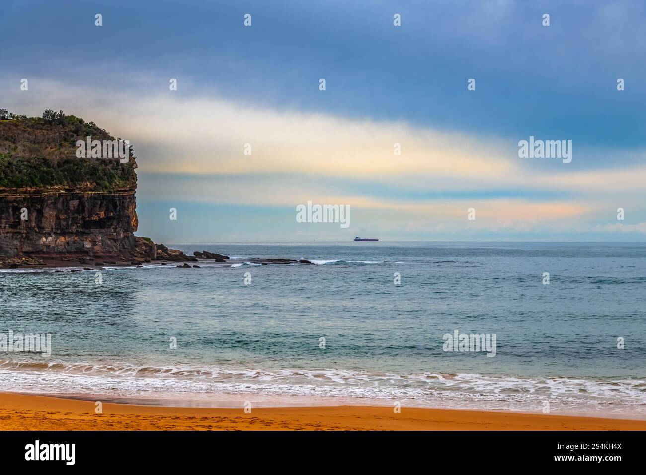 Mona vale Beach di giorno sotto un cielo invernale coperto di nuvole. Northern Beaches, NSW, Australia. Foto Stock