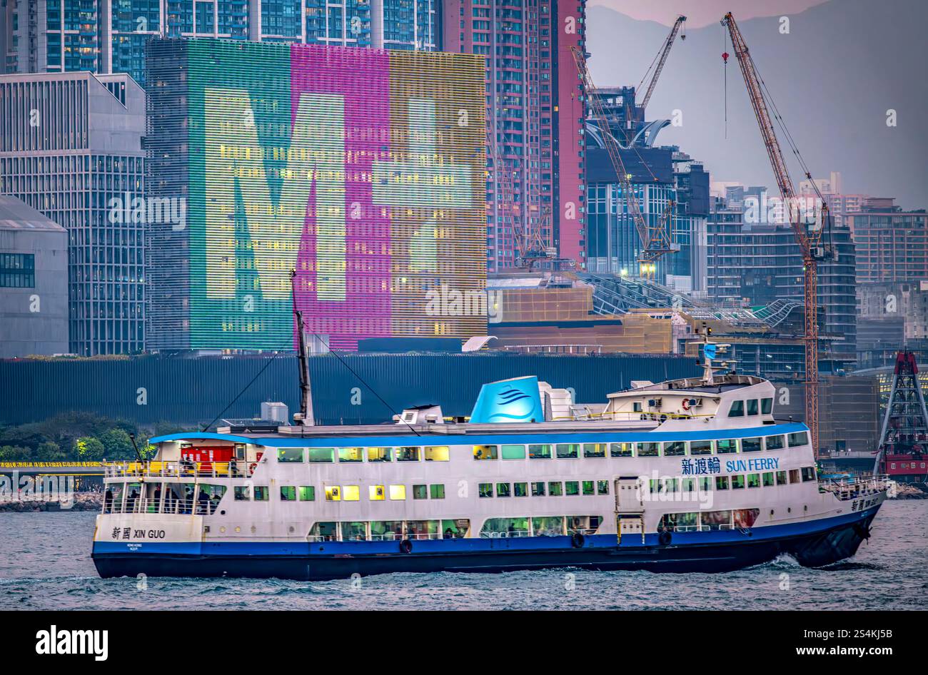Il nuovo museo M+ di cultura visiva di Hong Kong, Victoria Harbour, Hong Kong, Cina. Foto Stock