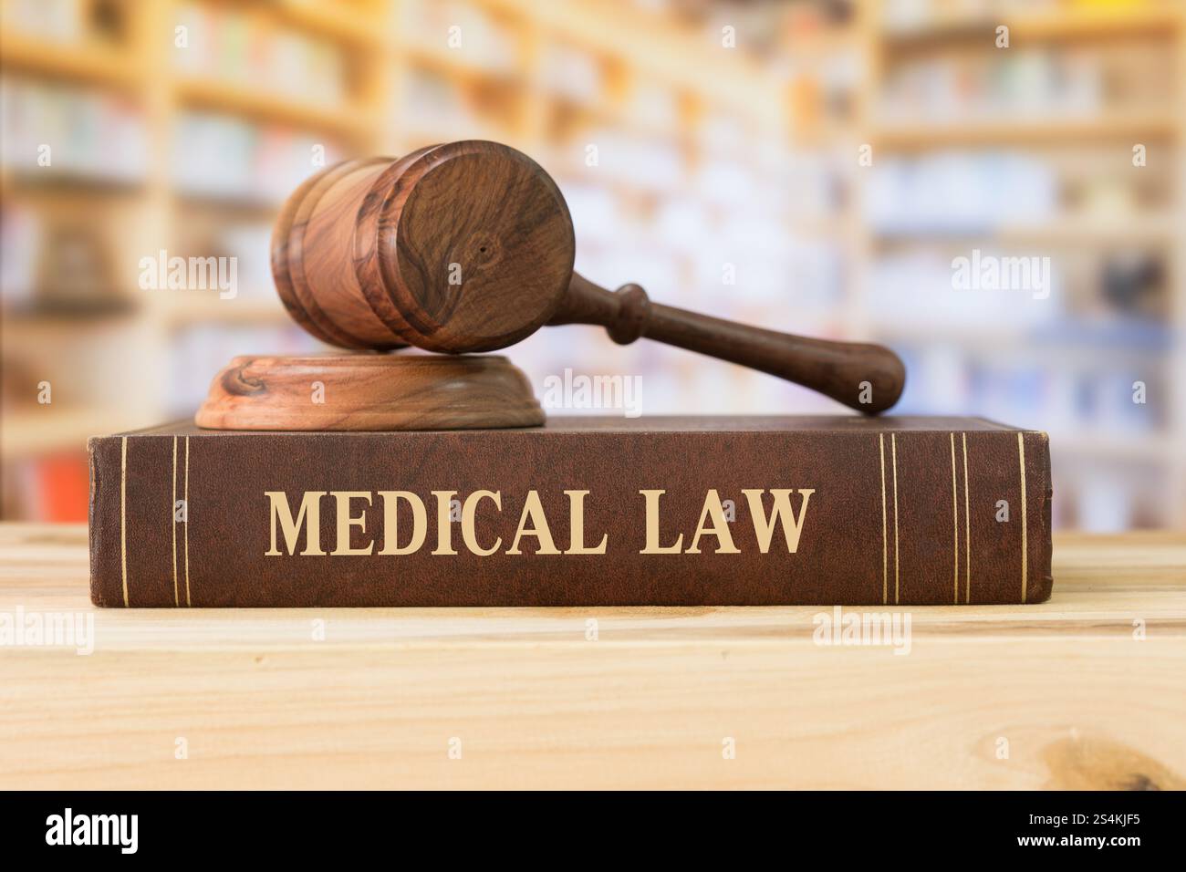 libri di legge medica e un martelletto di giudice sulla scrivania in biblioteca. concetto di educazione giuridica. Foto Stock