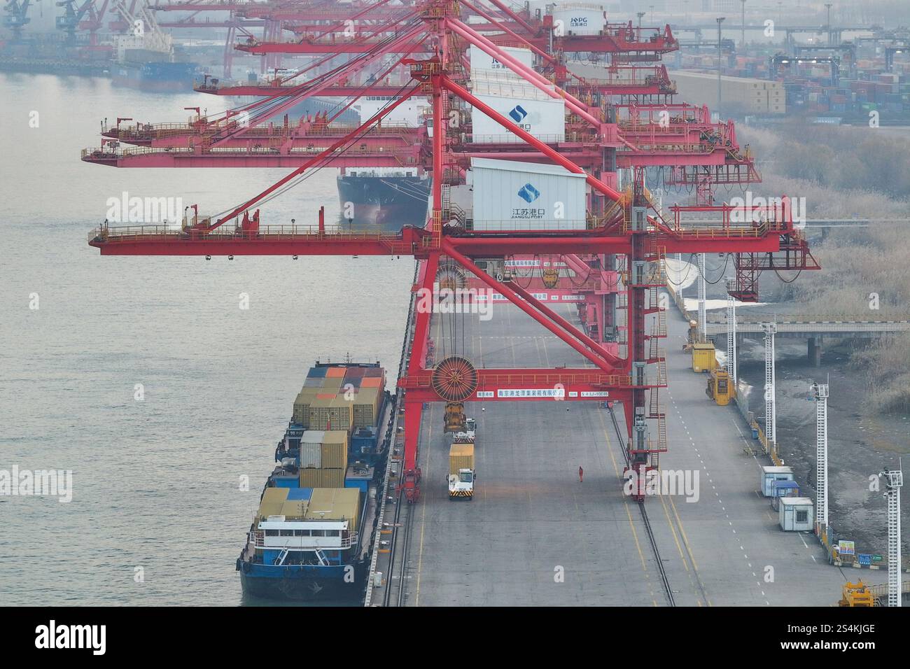 Le navi da carico sono attraccate per le operazioni di carico e scarico presso il terminal container Longtan della zona portuale di Nanjing del gruppo portuale Jiangsu a Nanjing ci Foto Stock