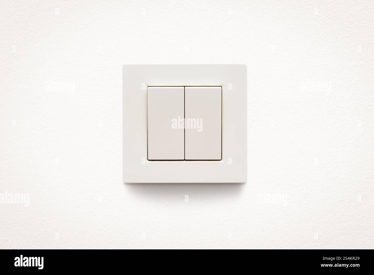 Doppio interruttore luce color crema montato a parete Foto Stock