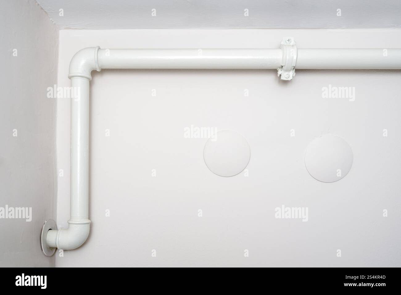 La scatola di derivazione copre il tubo del gas naturale e la scatola di distribuzione dei cavi sulla parete della casa Foto Stock