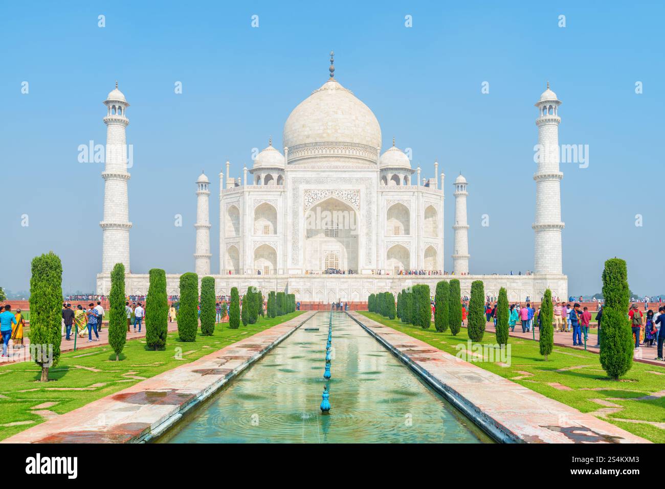 Vista panoramica del Taj Mahal sullo sfondo blu del cielo Foto Stock