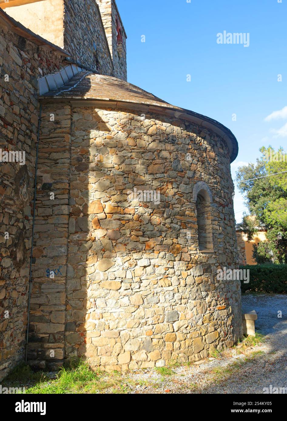 Torre medievale in pietra sulla montagna nelle giornate di sole. Liguria e tradizionale edificio storico. Sestri Levante, paese vicino al mare. Foto Stock