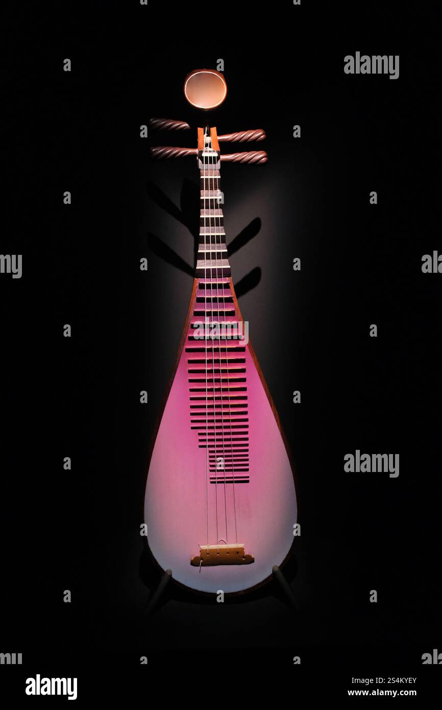 Pipa, strumento musicale retrò cinese. Sfondo nero Foto Stock