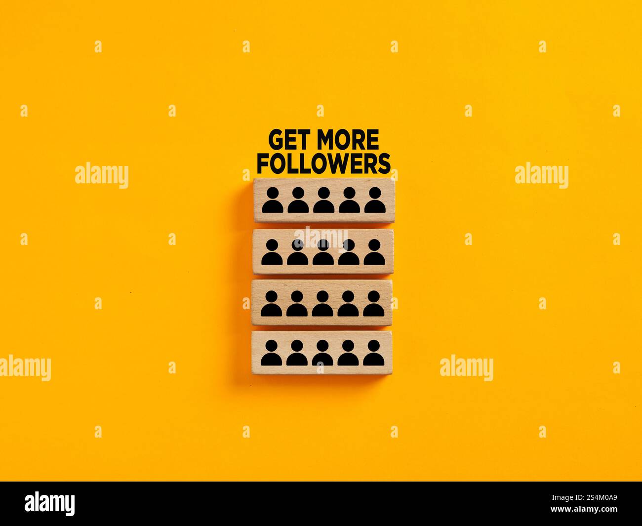 Blocchi di legno con icone dei follower che formano un grafico di crescita, simboleggiando i follower sempre più seguaci dei social media Foto Stock