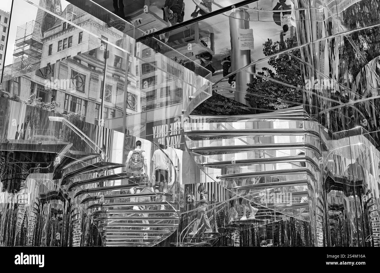 Serra tropicale con una grande struttura del tetto, vetri e un passaggio sopraelevato Foto Stock