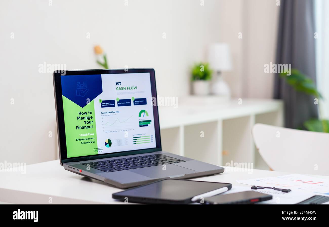 laptop che mostra un dashboard finanziario con grafici e data.productivity e pianificazione della gestione finanziaria per gli obiettivi futuri Foto Stock