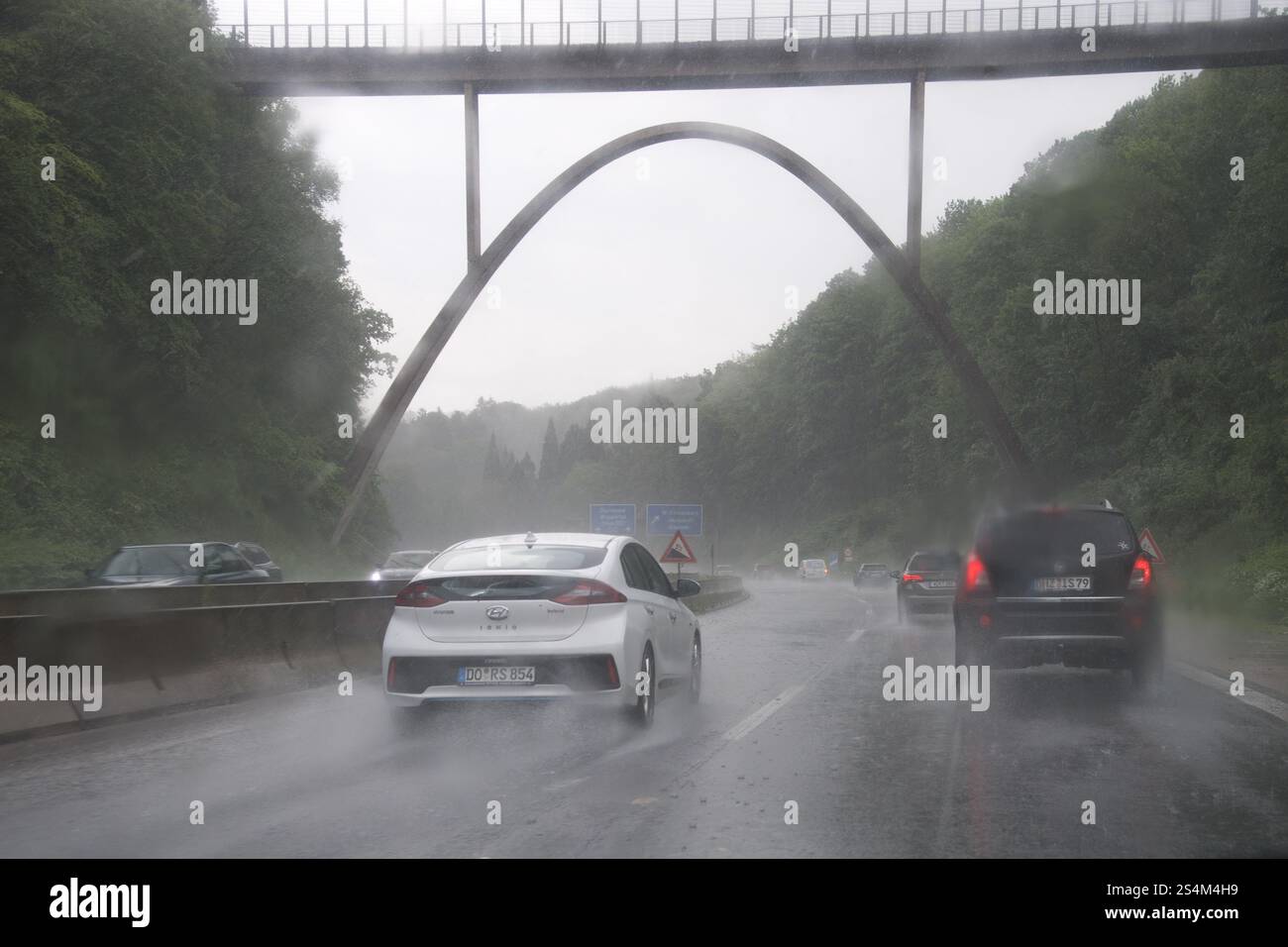 Forti piogge sulla Bundesautobahn A46 a Wuppertal, Renania settentrionale-Vestfalia, Germania © Wojciech Strozyk / Alamy Stock Photo Foto Stock