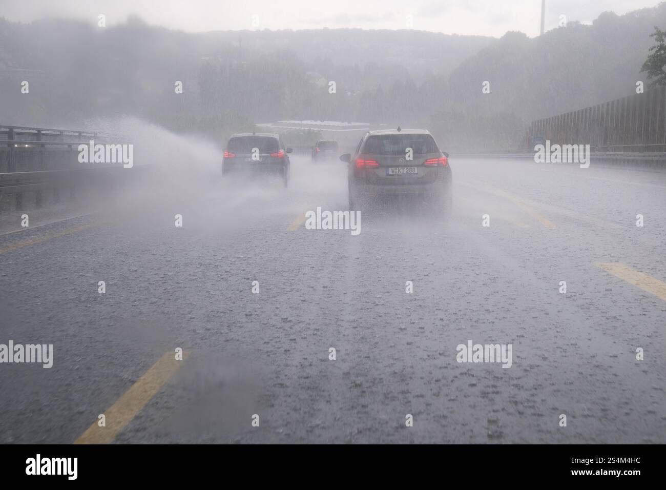 Forti piogge sulla Bundesautobahn A46 a Wuppertal, Renania settentrionale-Vestfalia, Germania © Wojciech Strozyk / Alamy Stock Photo Foto Stock