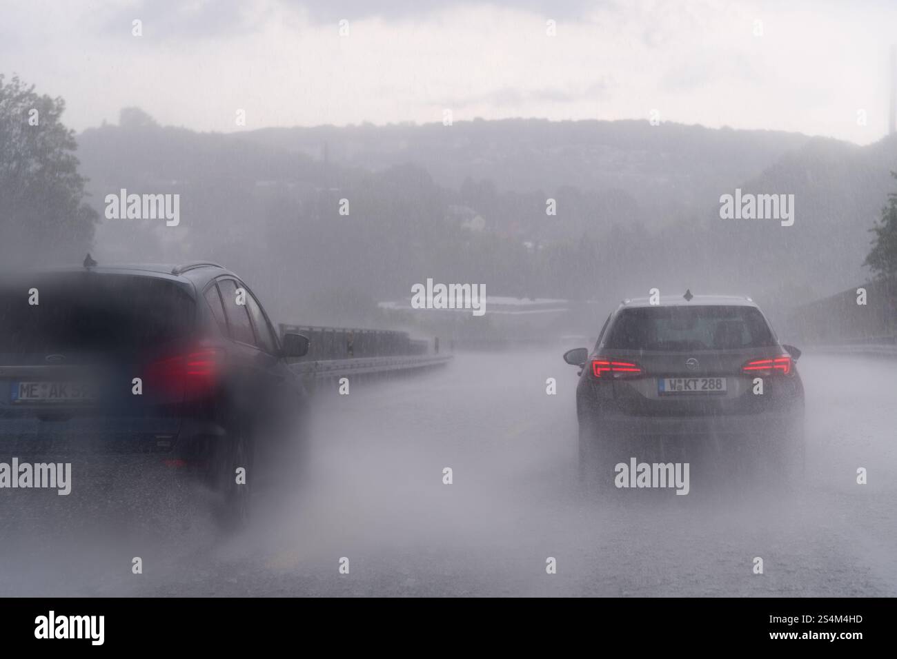 Forti piogge sulla Bundesautobahn A46 a Wuppertal, Renania settentrionale-Vestfalia, Germania © Wojciech Strozyk / Alamy Stock Photo Foto Stock