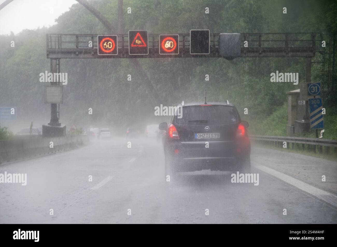 Forti piogge sulla Bundesautobahn A46 a Wuppertal, Renania settentrionale-Vestfalia, Germania © Wojciech Strozyk / Alamy Stock Photo Foto Stock
