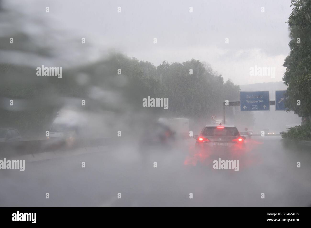 Forti piogge sulla Bundesautobahn A46 a Wuppertal, Renania settentrionale-Vestfalia, Germania © Wojciech Strozyk / Alamy Stock Photo Foto Stock