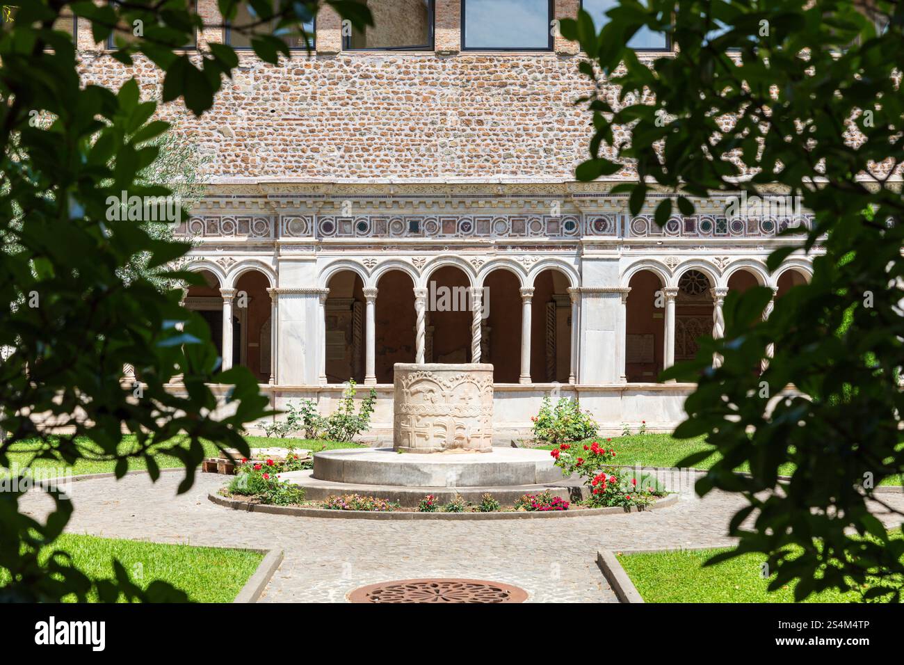Pozzo di marmo Puteal nel Chiostro Lateranense / Chiostro Lateranense, Roma, Italia. Foto Stock