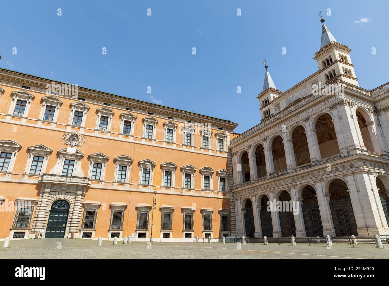 Palazzo Apostolico del Laterano (L) e Arcibasilica di San Giovanni in Laterano (R), Roma, Italia. Foto Stock
