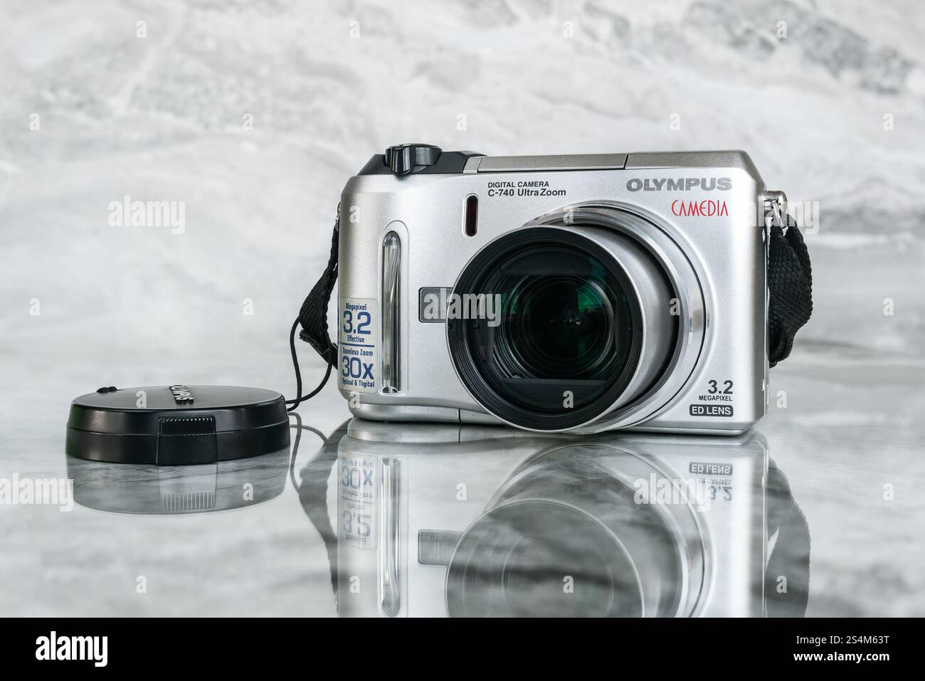 Fotocamera digitale Olympus C-740 UltraZoom Camedia su una superficie in marmo lucido con riflessi Foto Stock