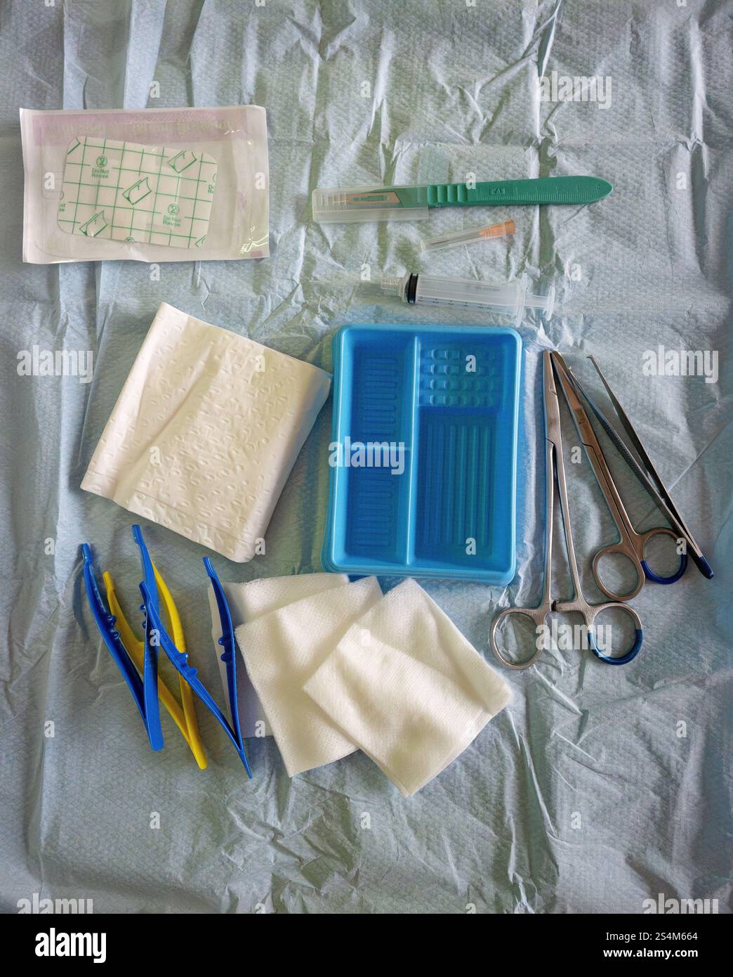 chirurgia procedurale attrezzatura vassoio operazione, pratica generale gp australia, medicina del cancro della pelle, assistenza sanitaria medico clinica clinica Foto Stock