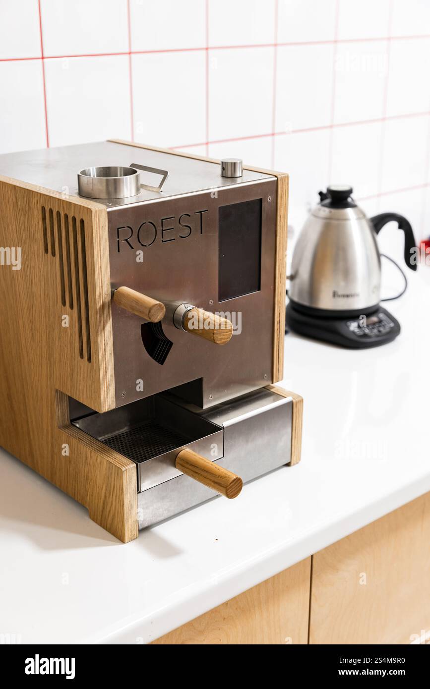 San Pietroburgo, Russia - 2 febbraio 2024: Campione professionale di torrefazione Roest for Coffee Beans si trova sulla scrivania bianca di un laboratorio di caffè Foto Stock