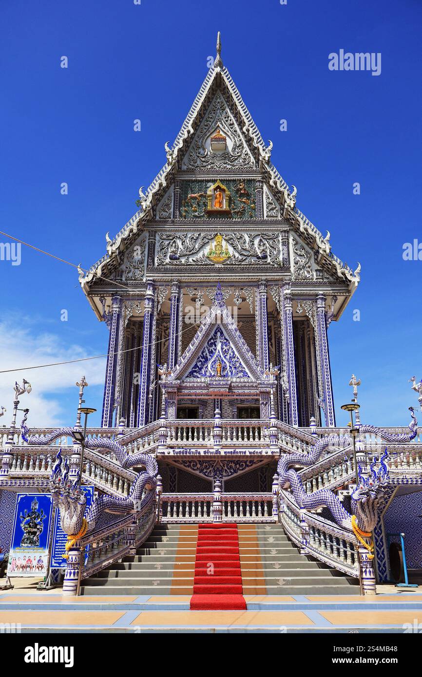 Splendida sala riunioni di Wat Pak Nam Khaem Nu o Tempio Blu di Chanthaburi, regione orientale della Thailandia Foto Stock