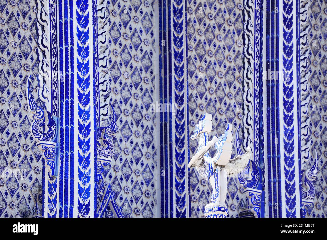Incredibili piastrelle smaltate in ceramica blu e bianca e sculture di Wat Pak Nam Khaem Nu o del Tempio Blu di Chanthaburi, Thailandia Foto Stock