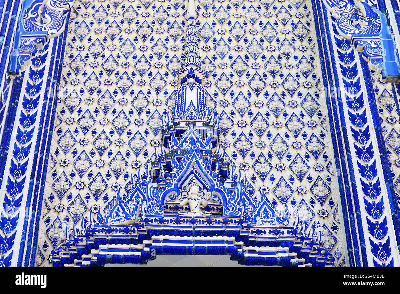 Splendida facciata laterale di Wat Pak Nam Khaem Nu o della sala dell'Assemblea del Tempio Blu, Chanthaburi, Thailandia Foto Stock