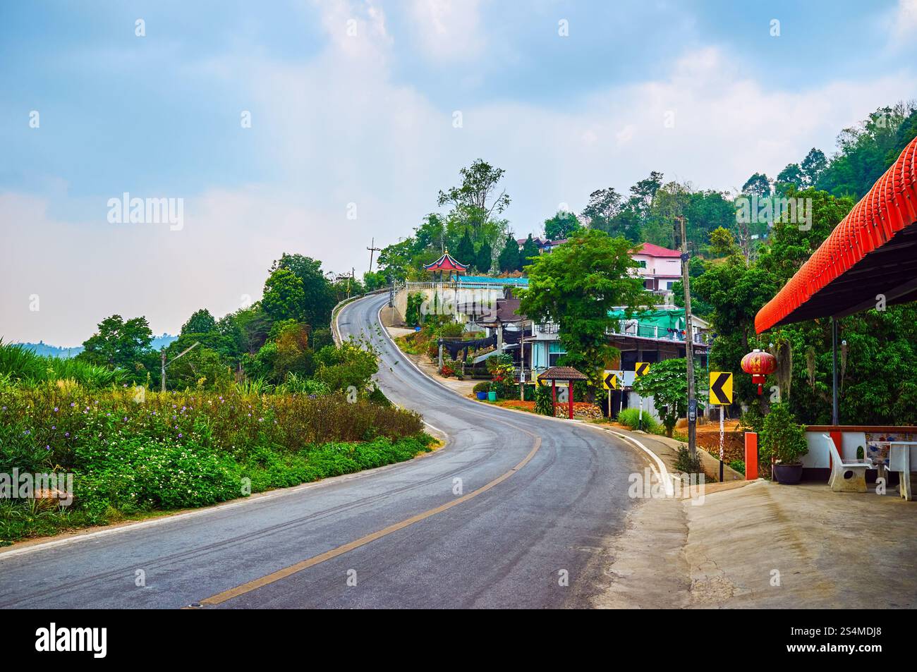 La strada tortuosa per il Villaggio Cinese di Mae Salong, Tailandia Foto Stock