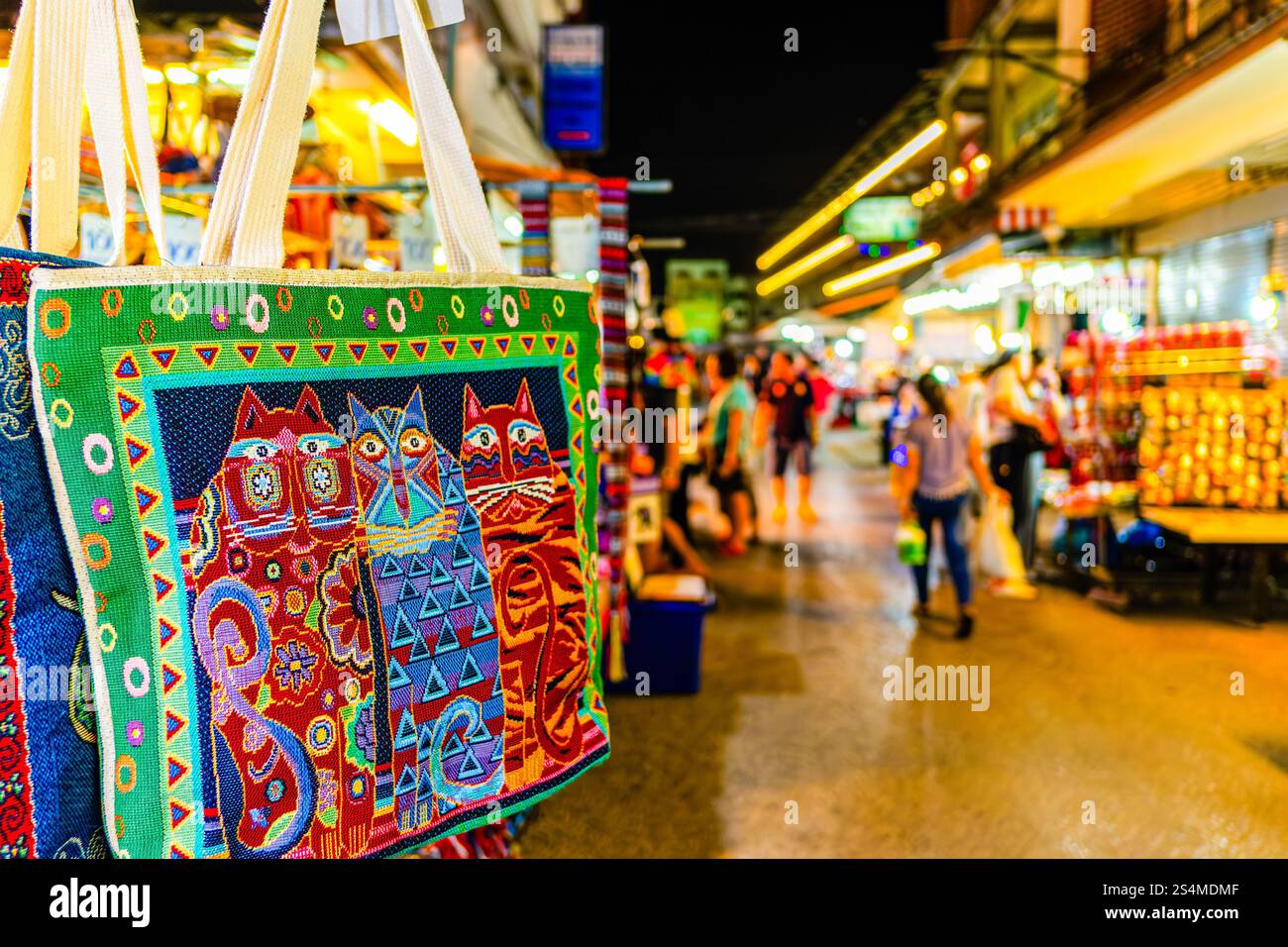 La colorata borsa fatta a mano con gatti ricamati, mercato notturno a Chiang Rai, Thailandia Foto Stock