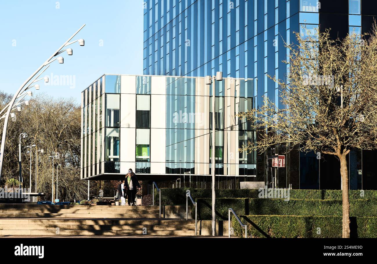 Il Corby Cube, uffici del North Northamptonshire Council, nel centro della città di Corby, in Inghilterra, in una soleggiata giornata invernale. Foto Stock