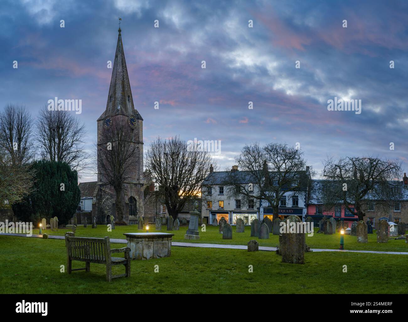 Malmesbury, Wiltshire, Inghilterra - Crepuscolo nel terreno della storica abbazia che guarda verso la torre campanaria di St Pauls nell'antica città mercato di Malme Foto Stock