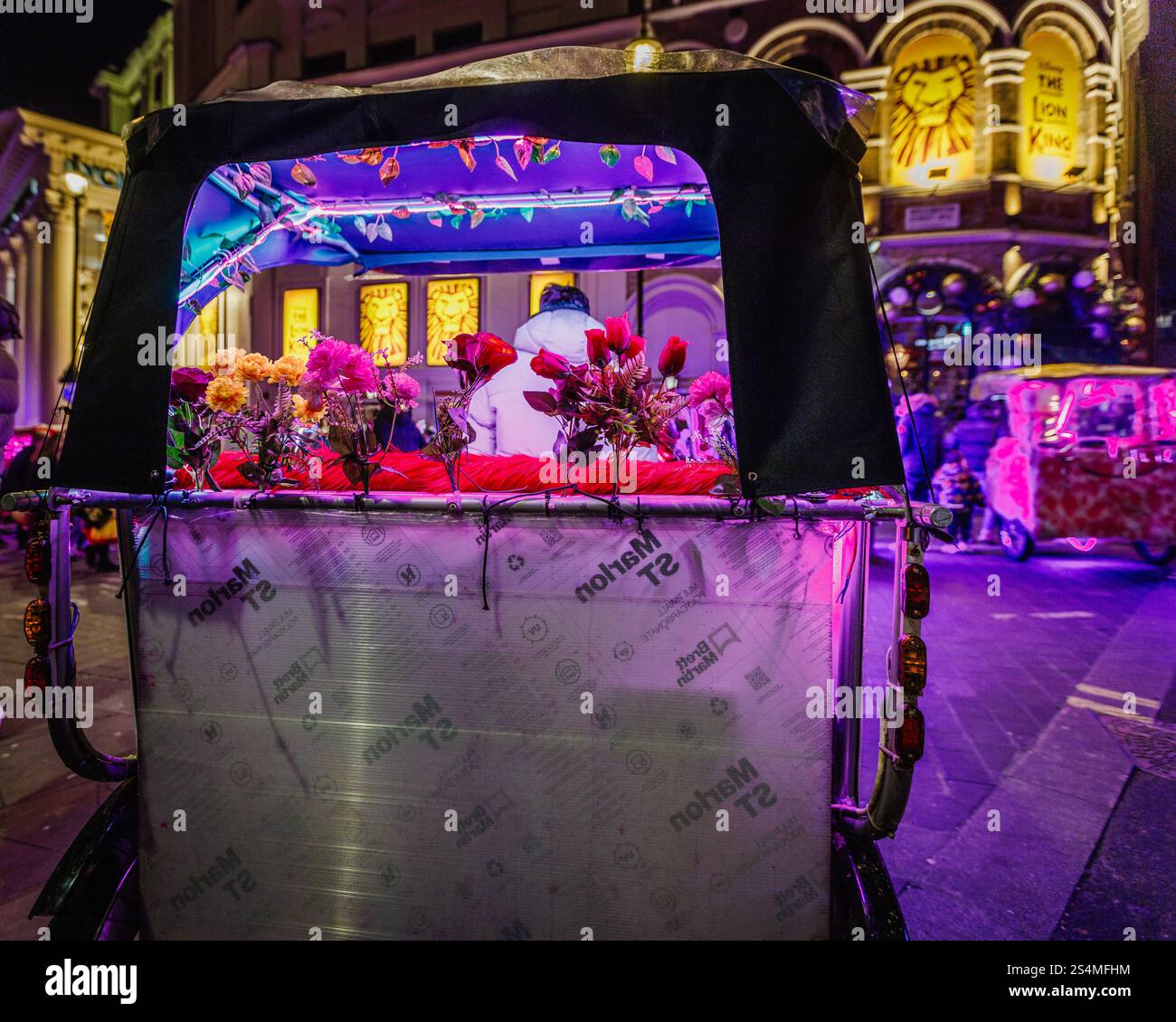 Un Rickshaw attende gli spettatori del teatro fuori dal Lyceum Theatre di Londra. Foto Stock