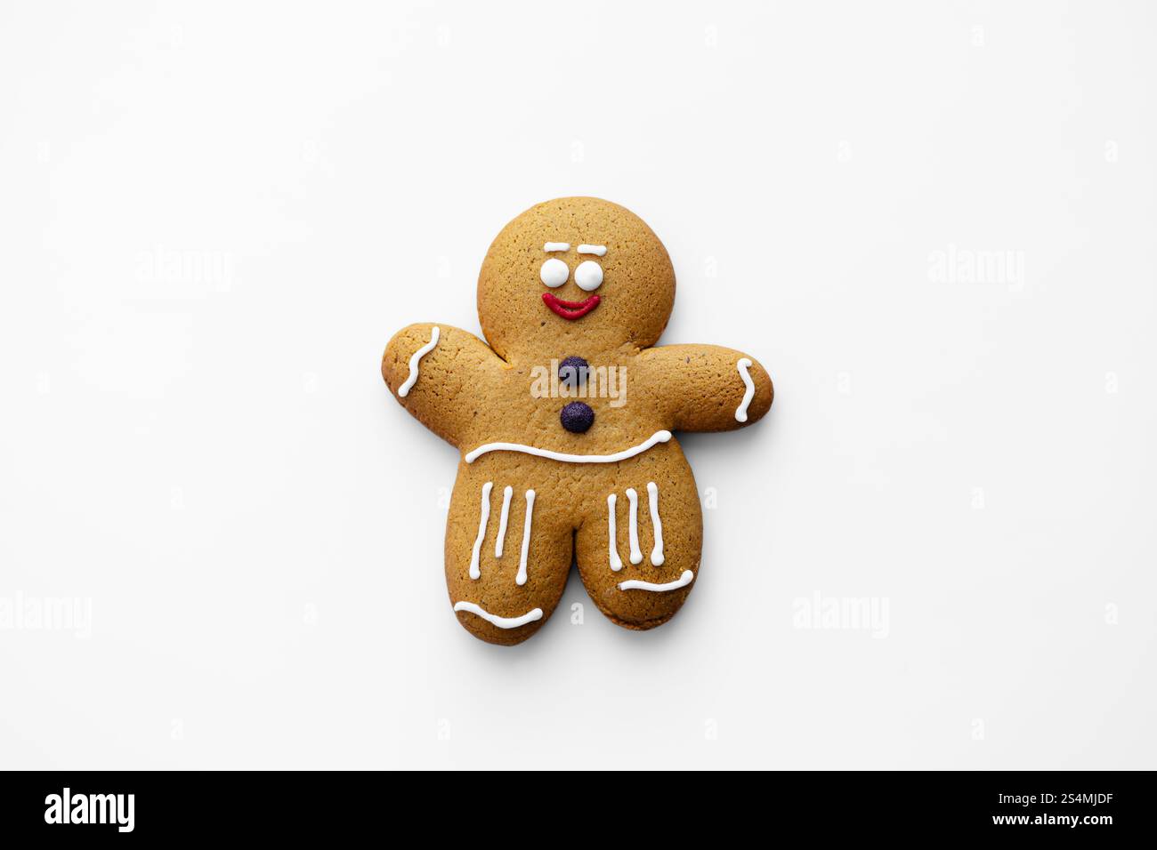 Un delizioso biscotto uomo di pan di zenzero decorato con glassa, sorridente su sfondo bianco, perfetto per temi di vacanza, cottura e festività Foto Stock