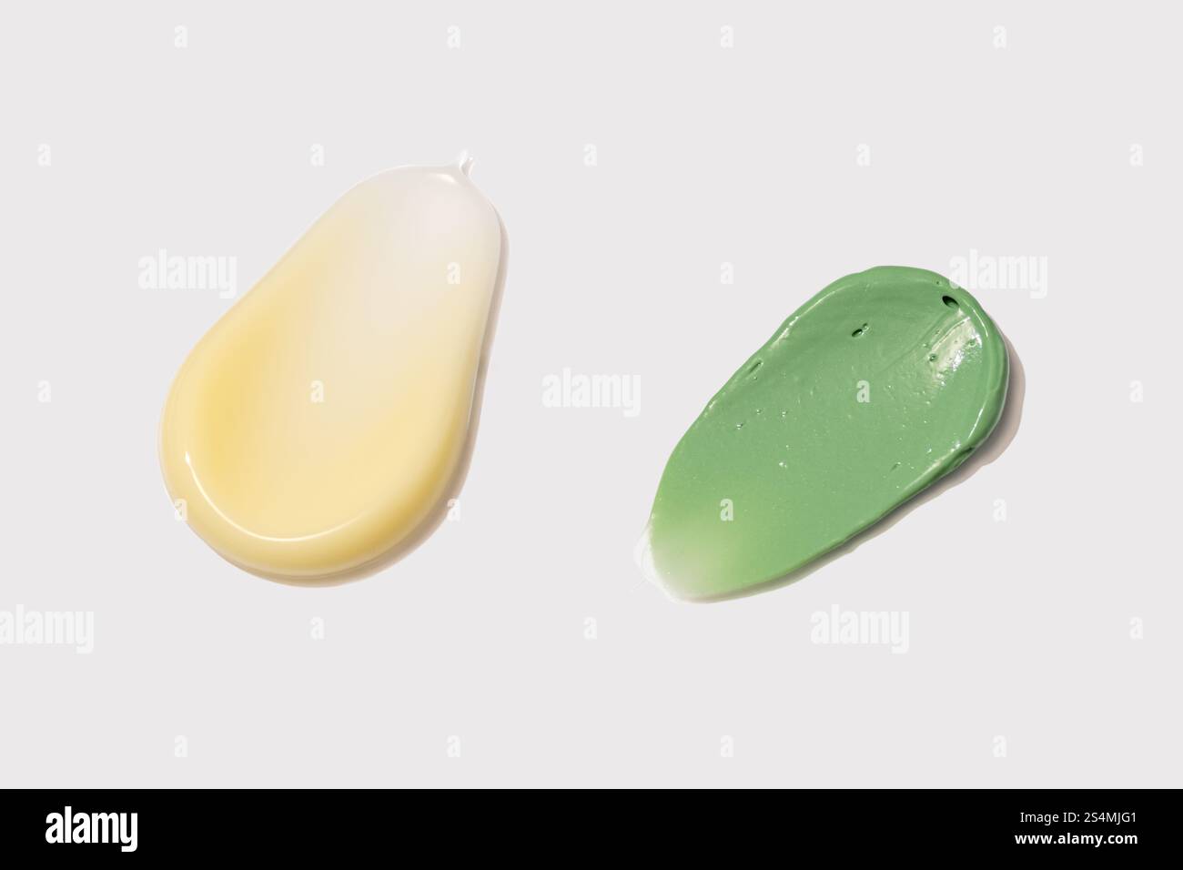 Due campioni, la maschera verde contiene spirulina, caolino e tè verde, utili per la disintossicazione e il trattamento dell'acne; mentre il campione giallo è fatto da fro Foto Stock