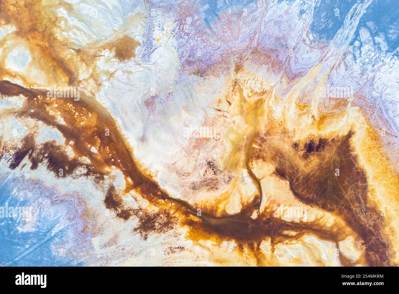 Una texture astratta vibrante che fonde marroni terrosi e blu celeste, evocando paesaggi e cieli eterei dinamica e fluida, perfetta per la creatività Foto Stock