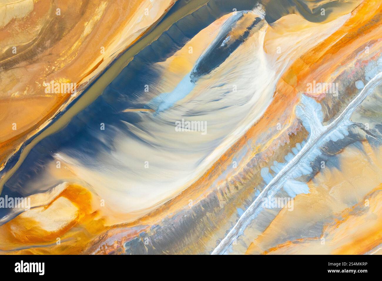 Un'accattivante immagine astratta con texture fluide in vivaci tonalità di blu, arancione e giallo il movimento dinamico e la fusione dei colori creano una S. Foto Stock