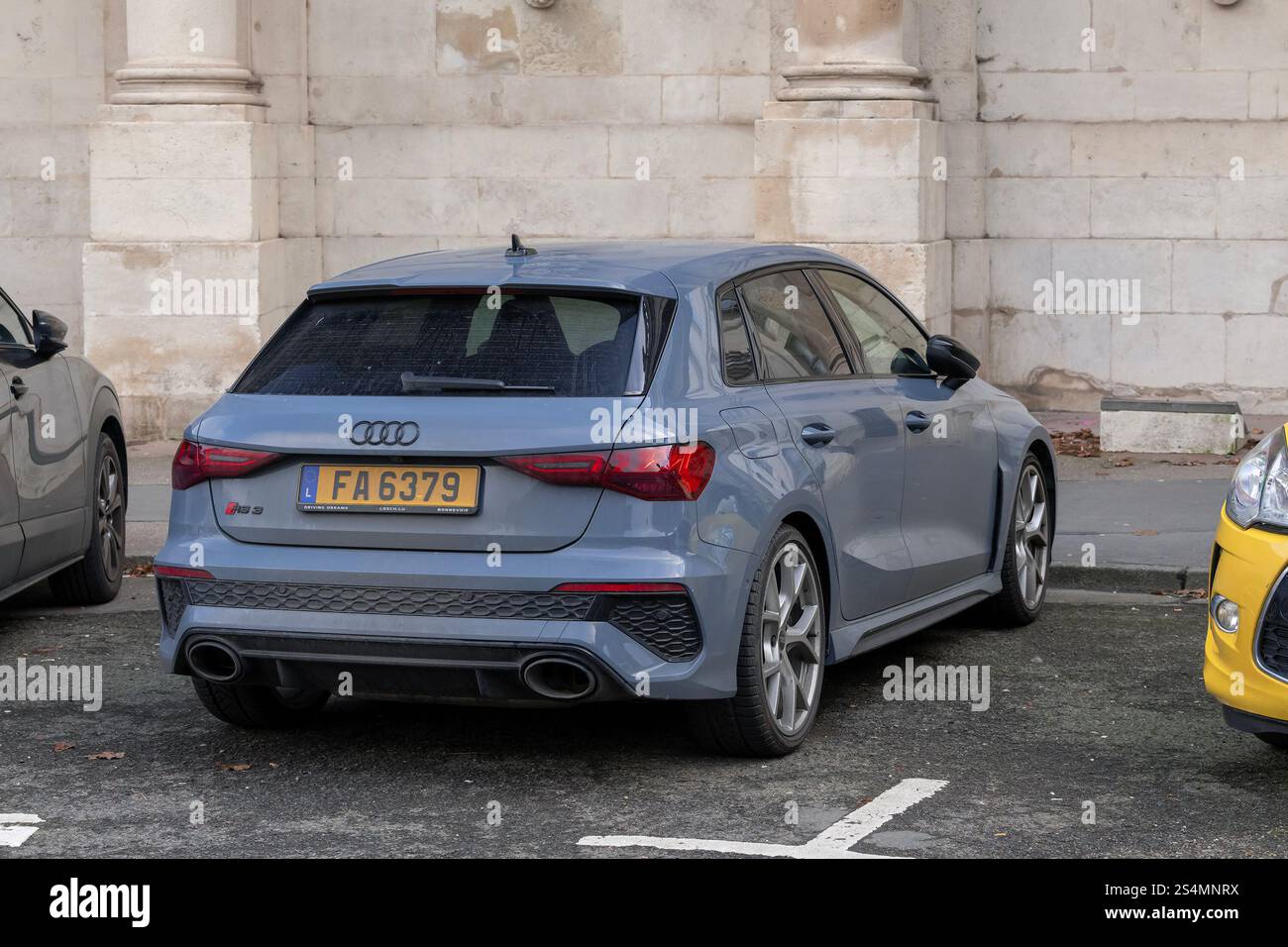 Nancy, Francia - Vista su una Audi RS3 Sportback grigia parcheggiata in una strada. Foto Stock