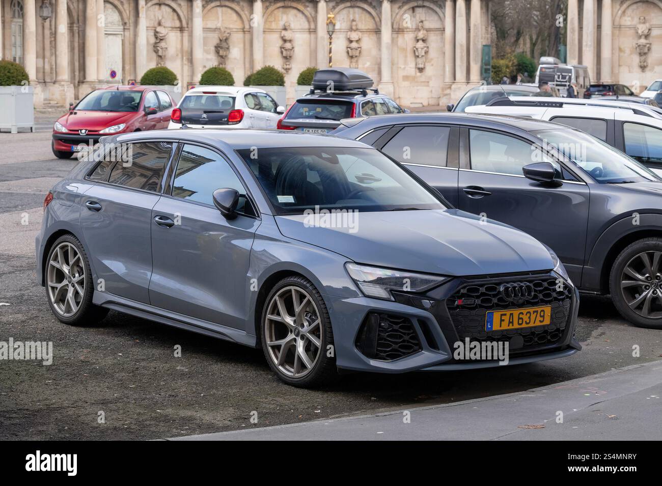 Nancy, Francia - Vista su una Audi RS3 Sportback grigia parcheggiata in una strada. Foto Stock