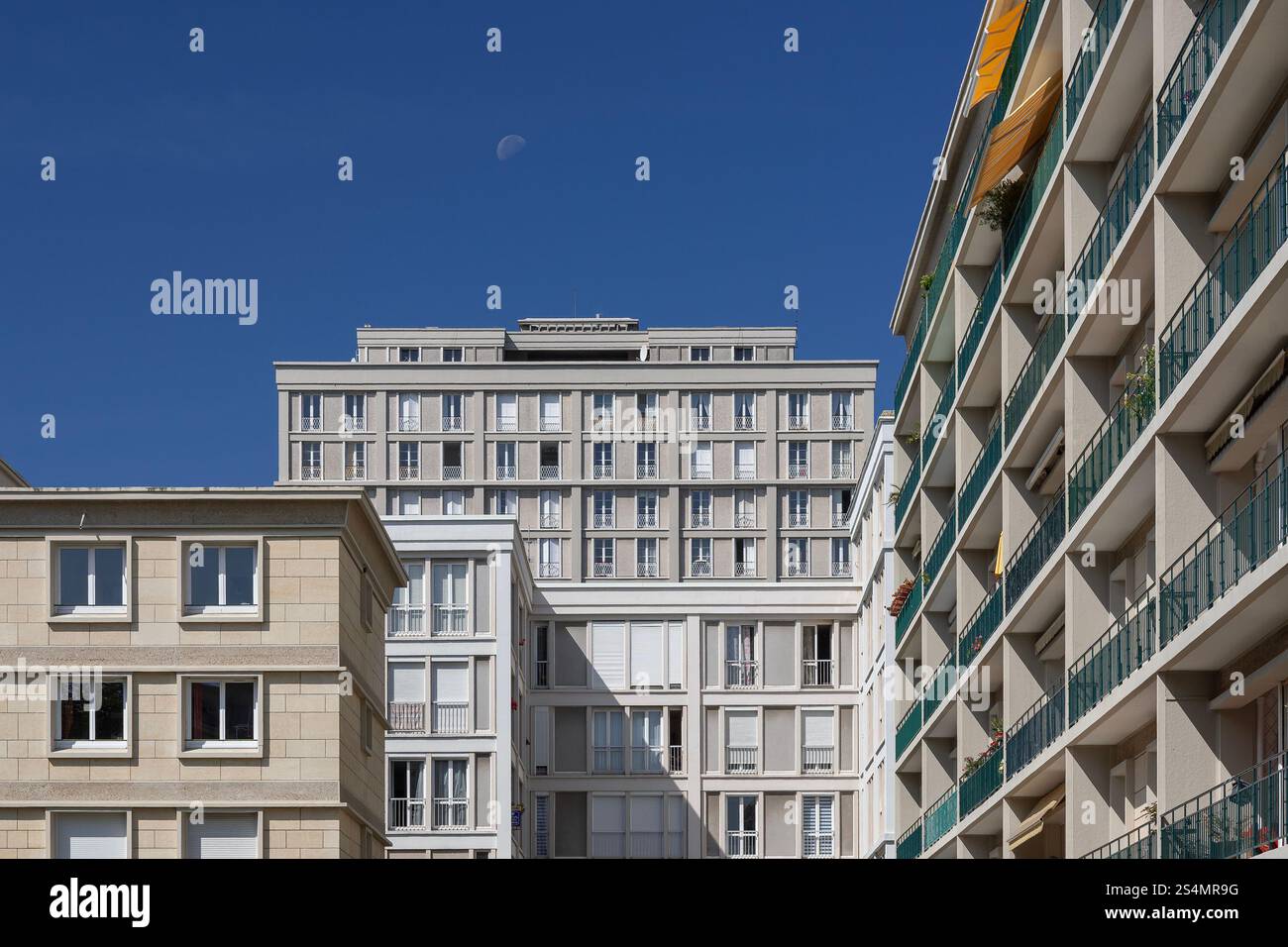 Le Havre, Francia - Vista sugli edifici porte Océane costruiti in cemento armato da Auguste Perret dopo la seconda guerra mondiale nel 1956. Foto Stock