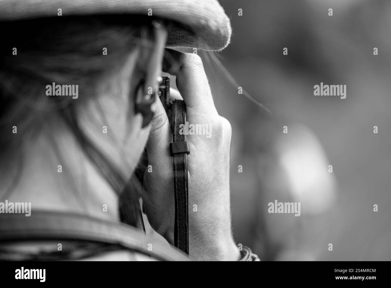 Una macrofotografia di una donna che scatta uno scatto con la fotocamera Foto Stock