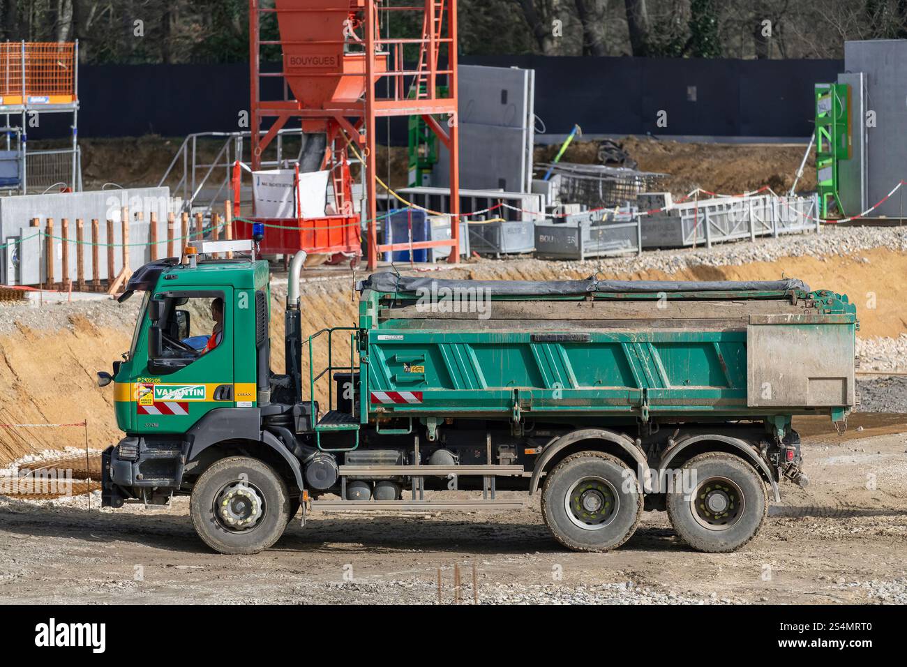 Nancy, Francia - Vista su un autocarro verde Renault Kerax 370 utilizzato per lavori in terra in cantiere. Foto Stock