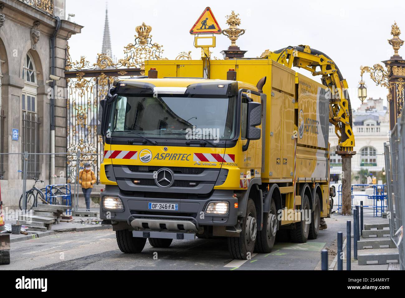 Nancy, Francia - Vista su un escavatore a aspirazione giallo Mercedes-Benz Actros 4148 per lavori di terra in cantiere. Foto Stock