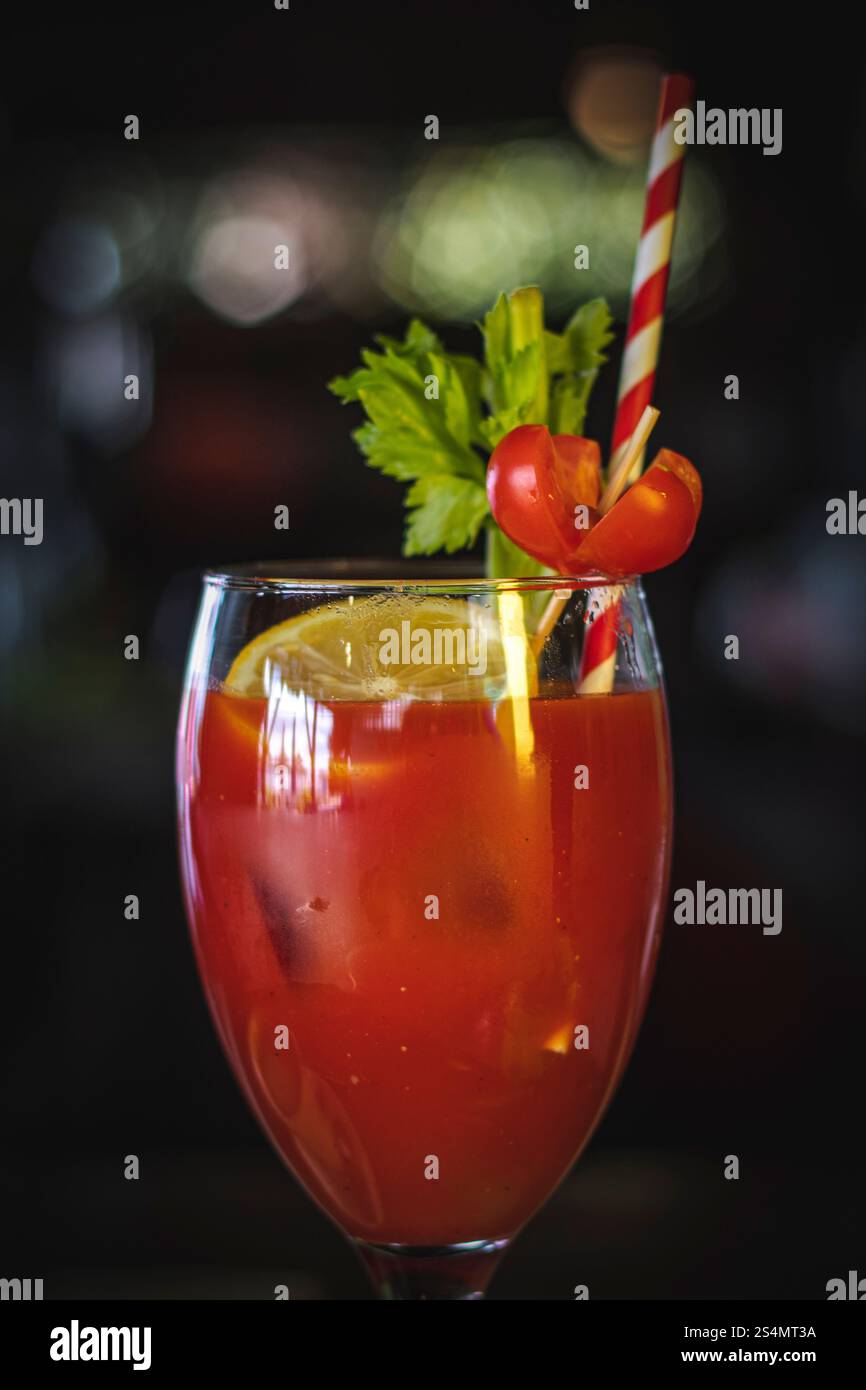 bloody mary con i pomodori strow a Foto Stock
