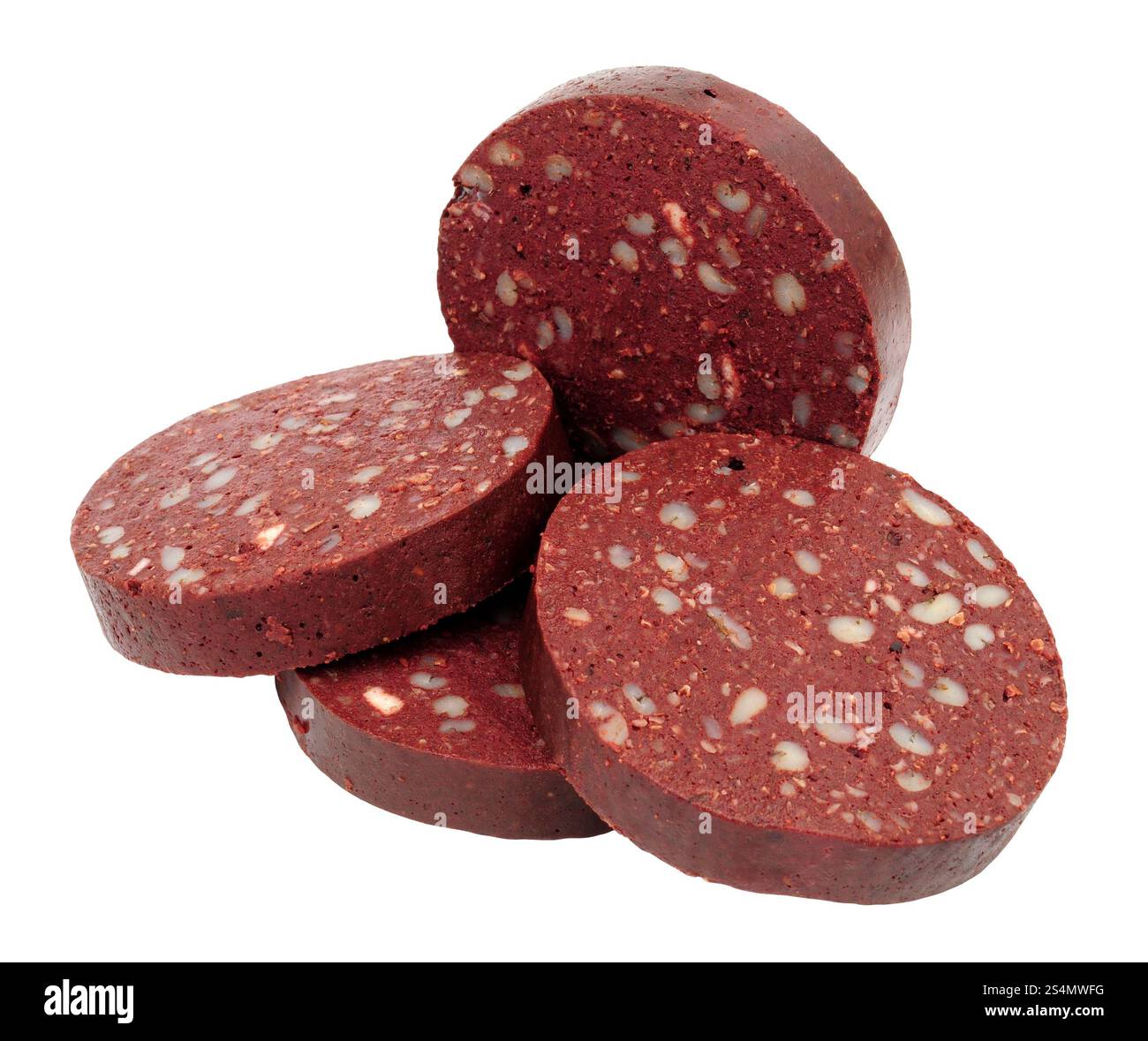 Quattro tradizionali fette inglesi di budino nero, preparate con sangue di maiale essiccato, grano, farinata d'avena e orzo isolati su sfondo bianco Foto Stock